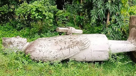 The vandalised statue in Durgapur