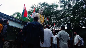 Bengal: Cong pressure forces Nehru statue restoration, BJP, police in focus