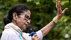 Bengal: Mamata steps up pressure on ECI over TMC name, symbol