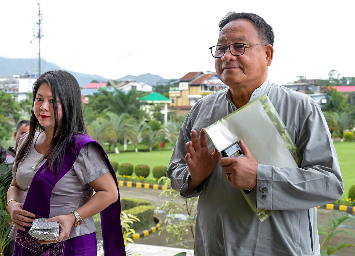 Haokholet Kipgen (R) with Kuki People's Alliance MLA Kimneo Haokip Hangshing on day one of the Assembly, 2 Sep