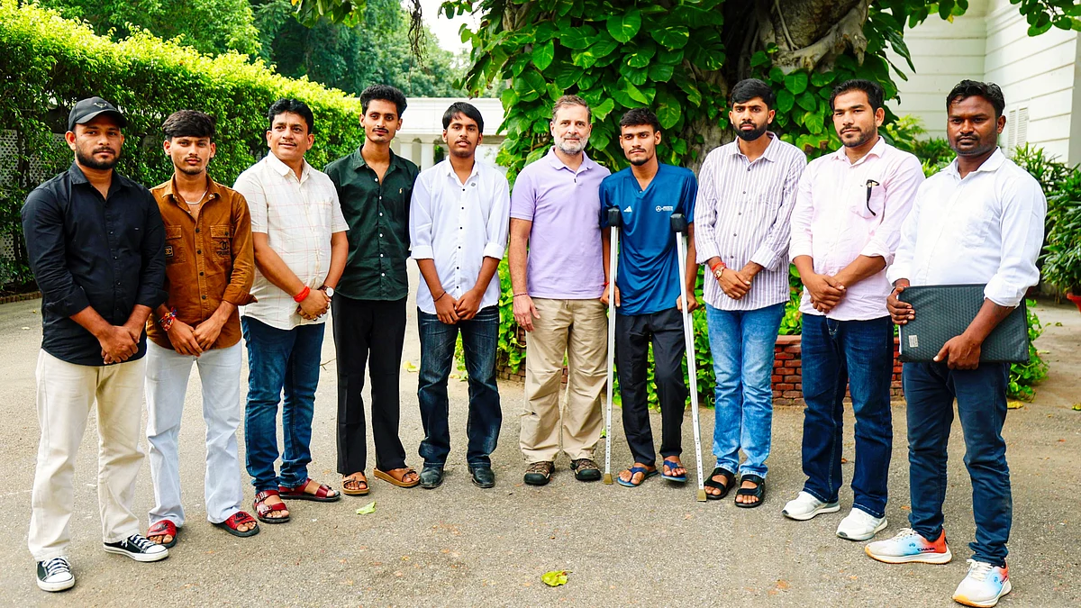 Rahul Gandhi with students from Bihar injured during protests against alleged exam irregularities