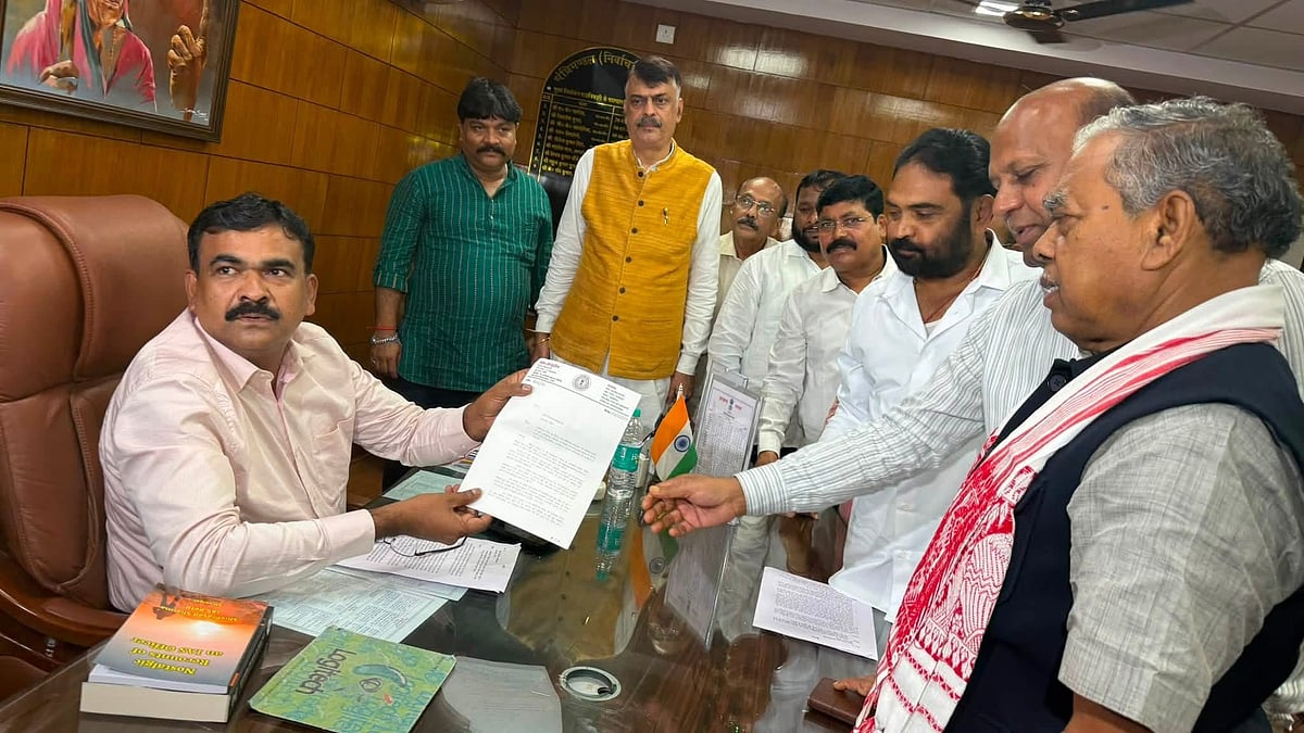 Mahagathbandhan parties submit SIR memorandum to EC.