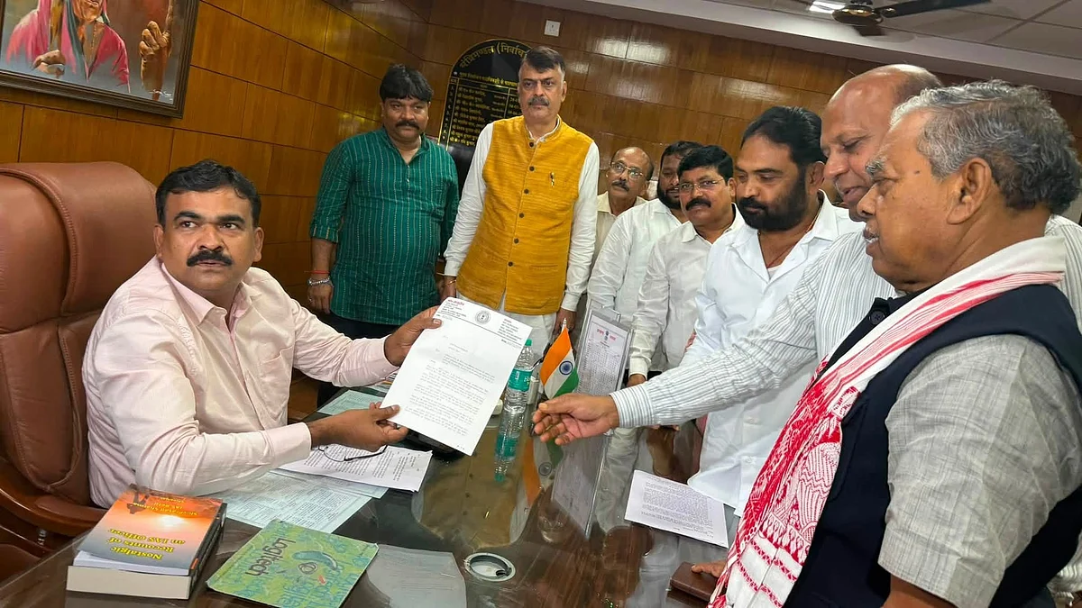 Mahagathbandhan parties submit SIR memorandum to EC.