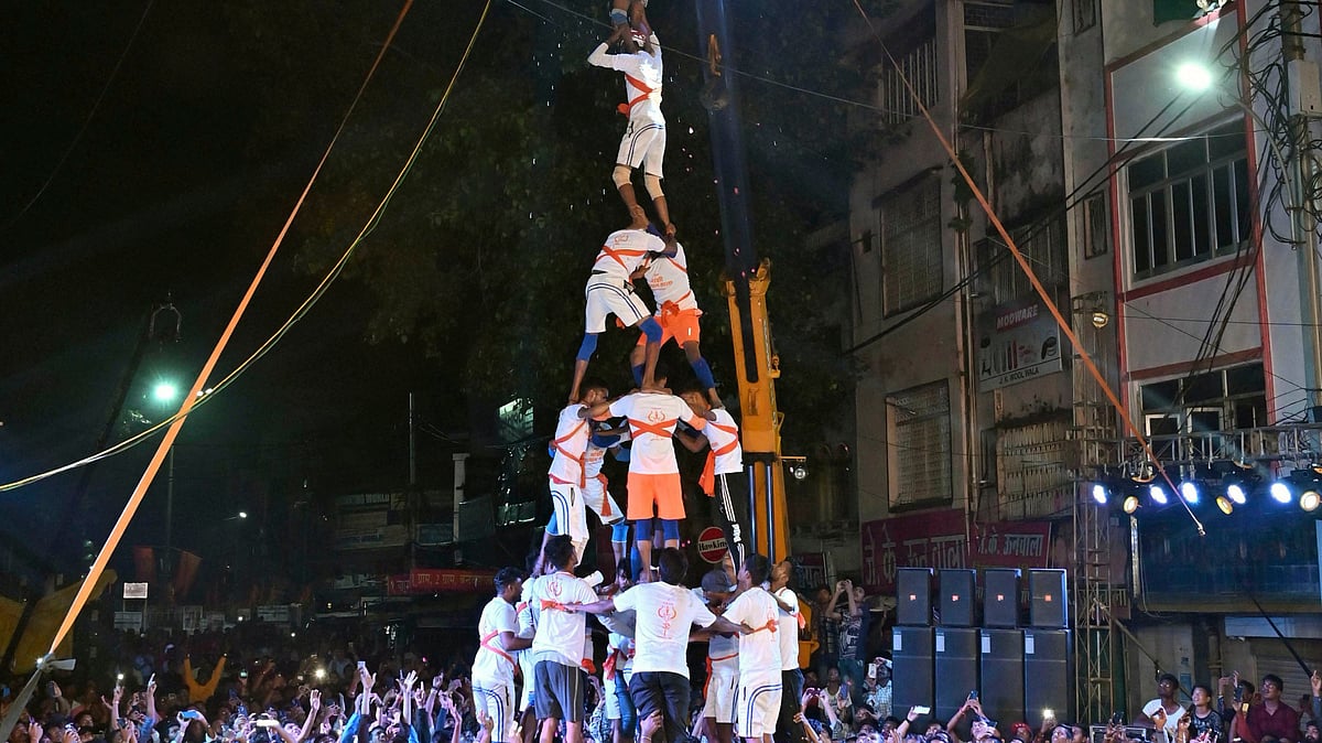 A dahi hand pyramid formation in Mumbai