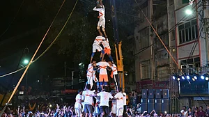 A dahi hand pyramid formation in Mumbai