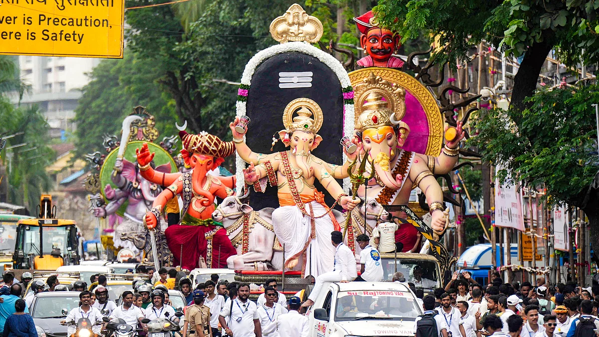 Maharashtra ministers split on issue of DJ-free Ganeshotsav