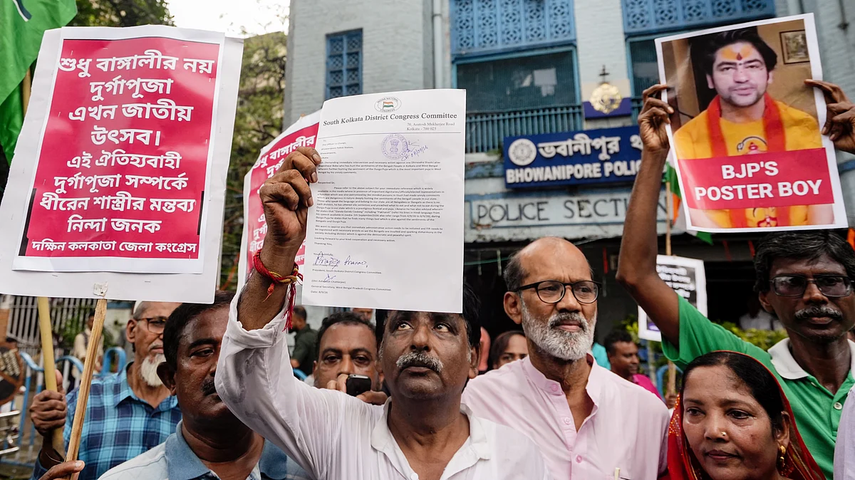 Congress activists protest outside Bhowanipur PS against Dhirendra Krishna Shastri, 8 Sep