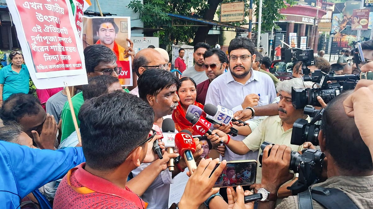 Congress leaders and workers outside Bhowanipore police station in Kolkata, 8 Sep