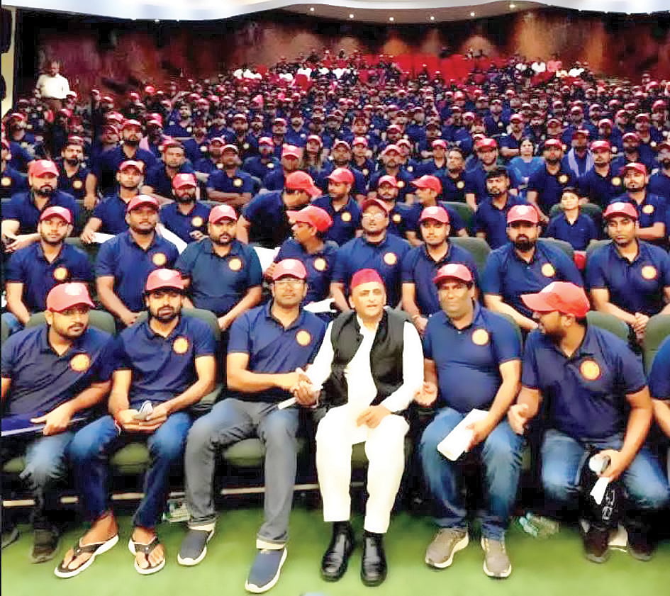 Akhilesh Yadav with Samajwadi Chhatra Sabha workers in their new uniform
