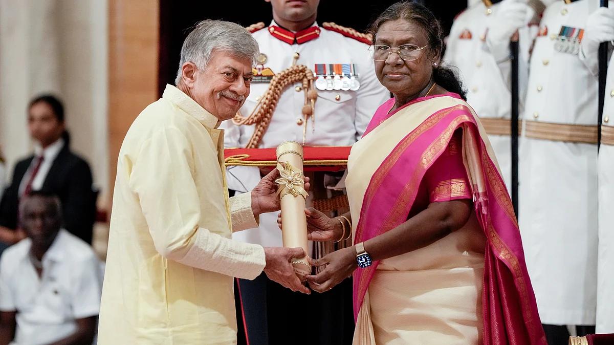 Anant Nag receives the Padma Bhushan from President Droupadi Murmu in this image dated 27 May 2025