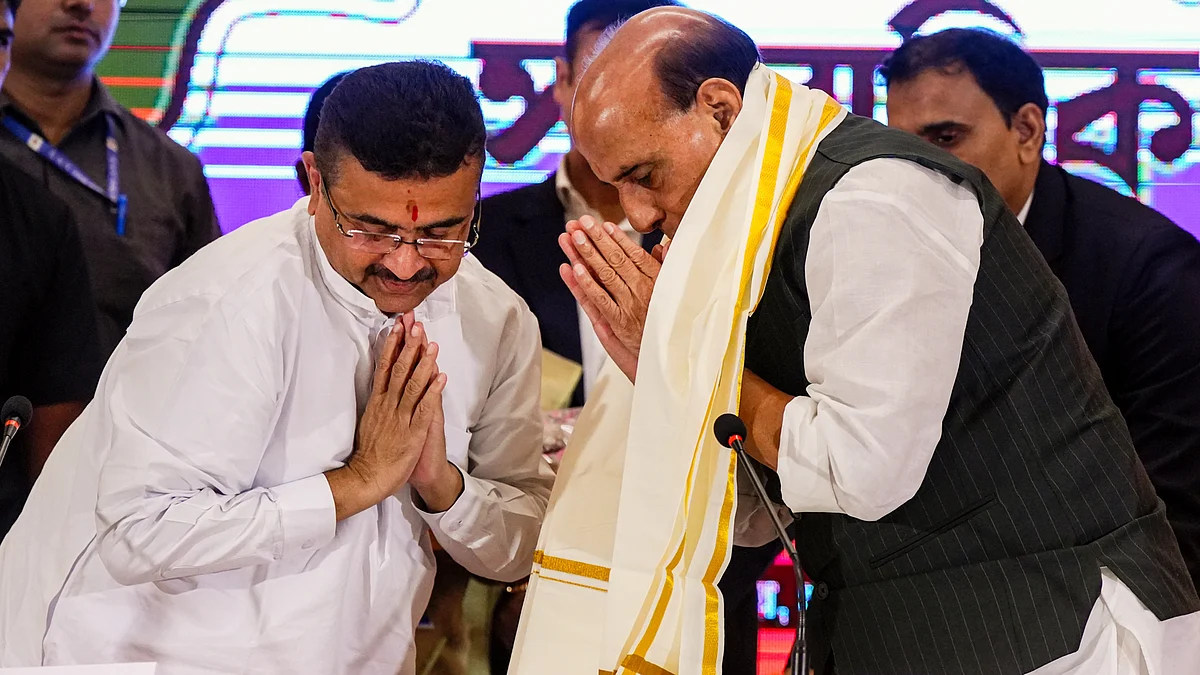 Rajnath Singh (R) with Suvendu Adhikari at a press conference in Kolkata, 16 Sep
