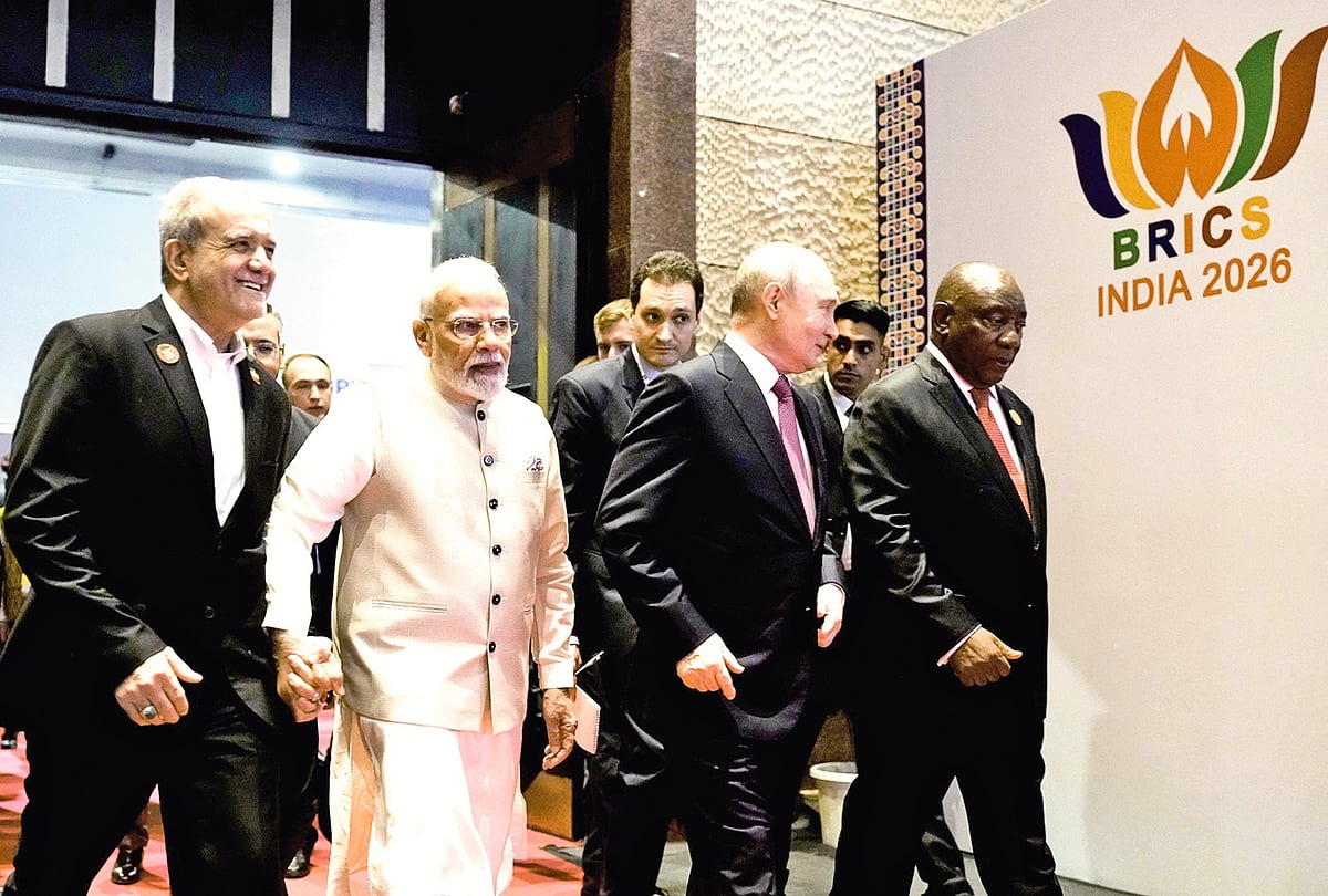 The fussy attention to Pezeshkian (far left)