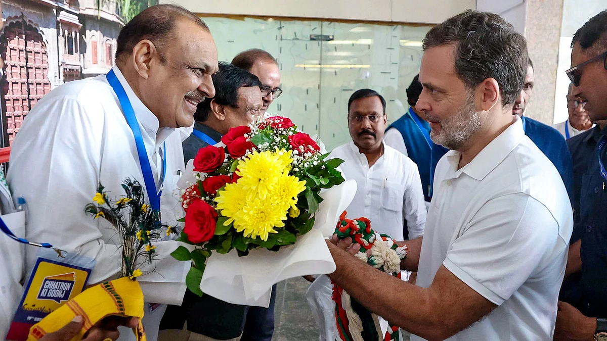 Rahul Gandhi receives welcome from Congress leaders and workers upon his arrival. 