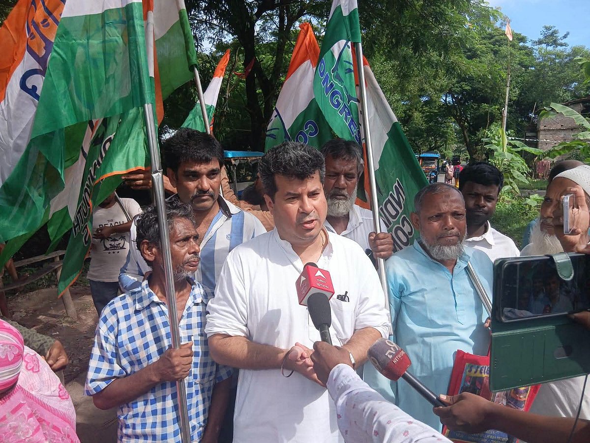 Congress observer Ranajit Mukherjee (C) campaigns in Nandigram