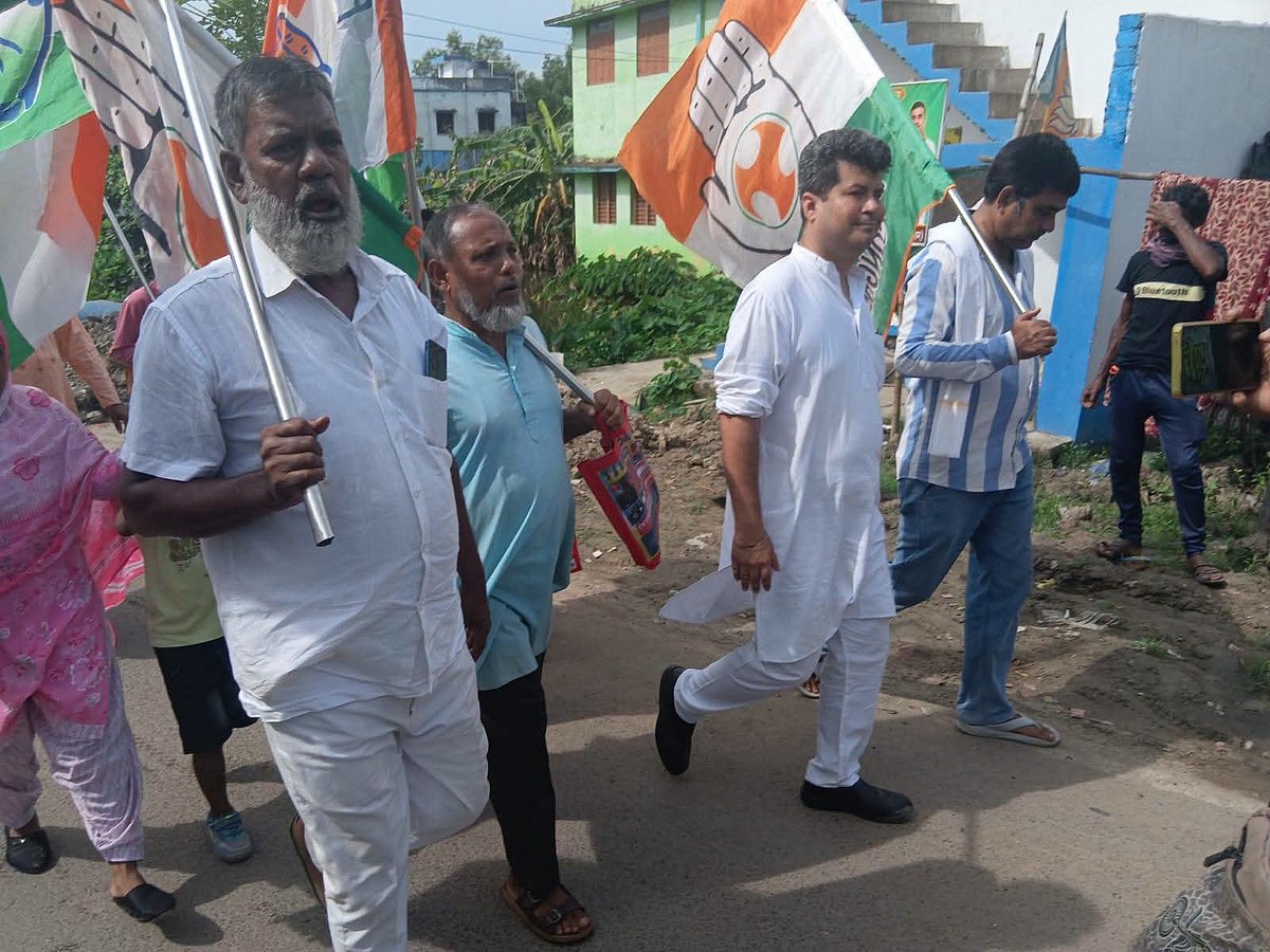 Congress observer Ranajit Mukherjee (C) campaigns in Nandigram