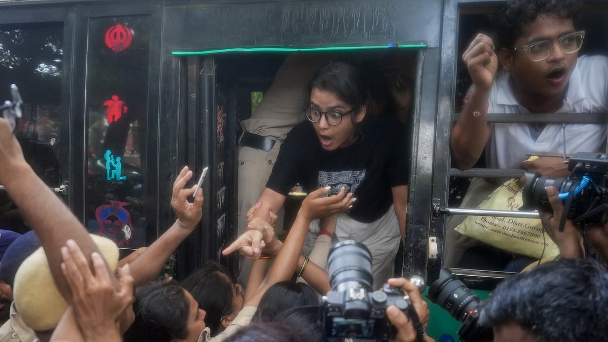AISA president neha being detained by Delhi Police