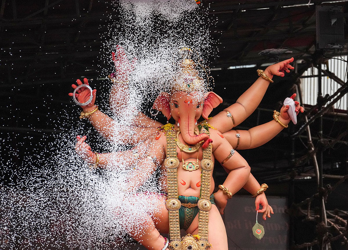 Mumbaicha Raja on its way to Girgaon chowpatty from its pandal