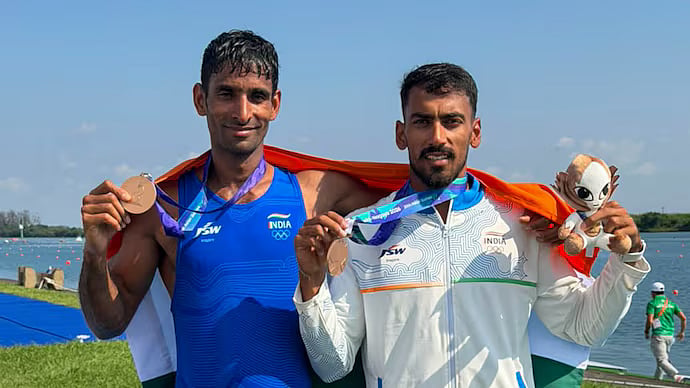 Salman Khan (left) and Satnam Singh pose with their medals.