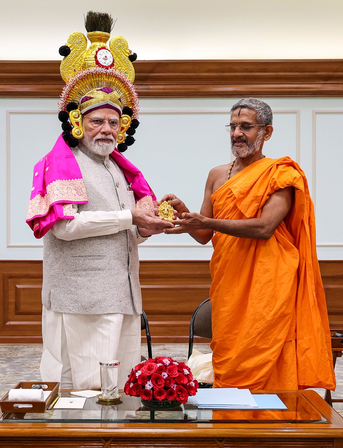 Narendra Modi being greeted by head pontiff of the Udupi Pejawara Matha, 22 Sep