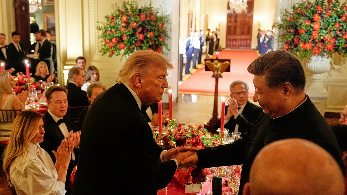 Donald Trump shakes hands with China's President Xi Jinping during a state dinner, 24 Sep