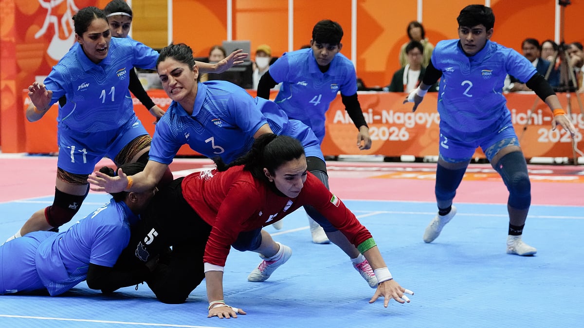 India's team members surround Iran's Aynaz Faramarzi Zobaran during the final, 26 Sep