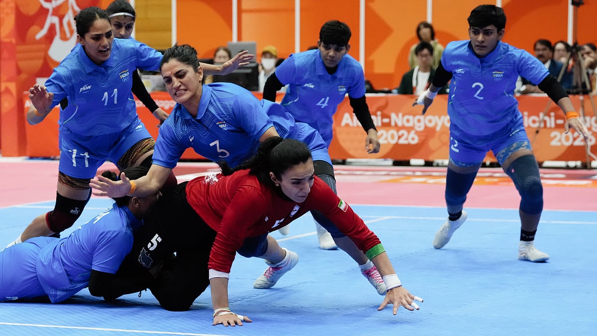 India's team members surround Iran's Aynaz Faramarzi Zobaran during the final, 26 Sep