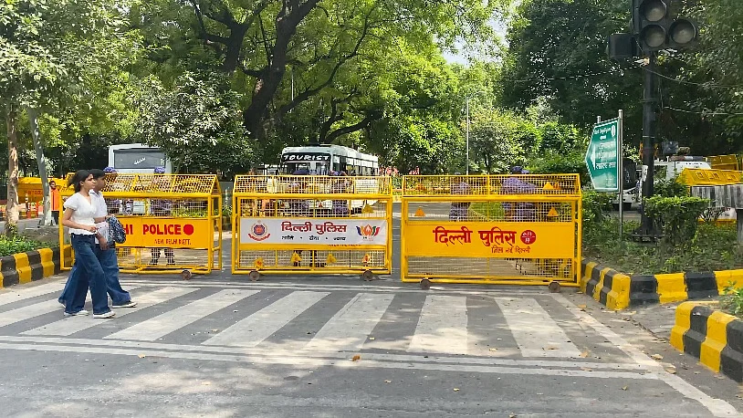 Barricading on Sansad Marg-Tolstoy Marg