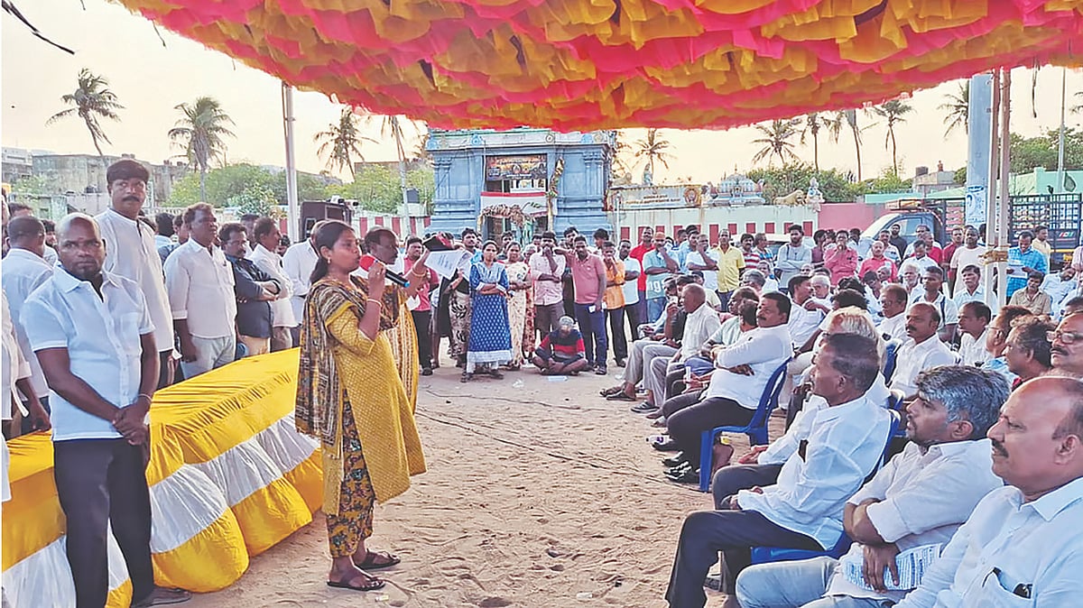The protesting fishers have the support of the opposition DMK