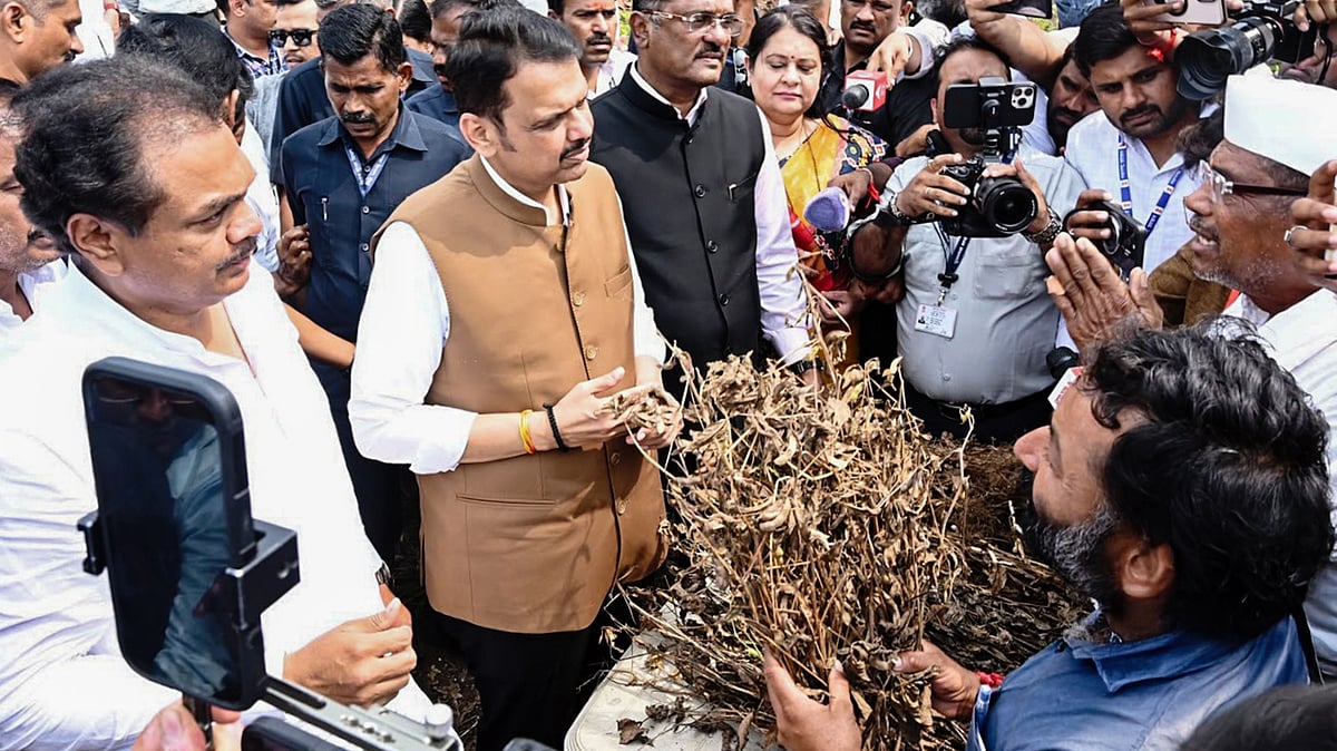 CM Devendra Fadnavis on a tour of a drought-hit district, 23 Sep