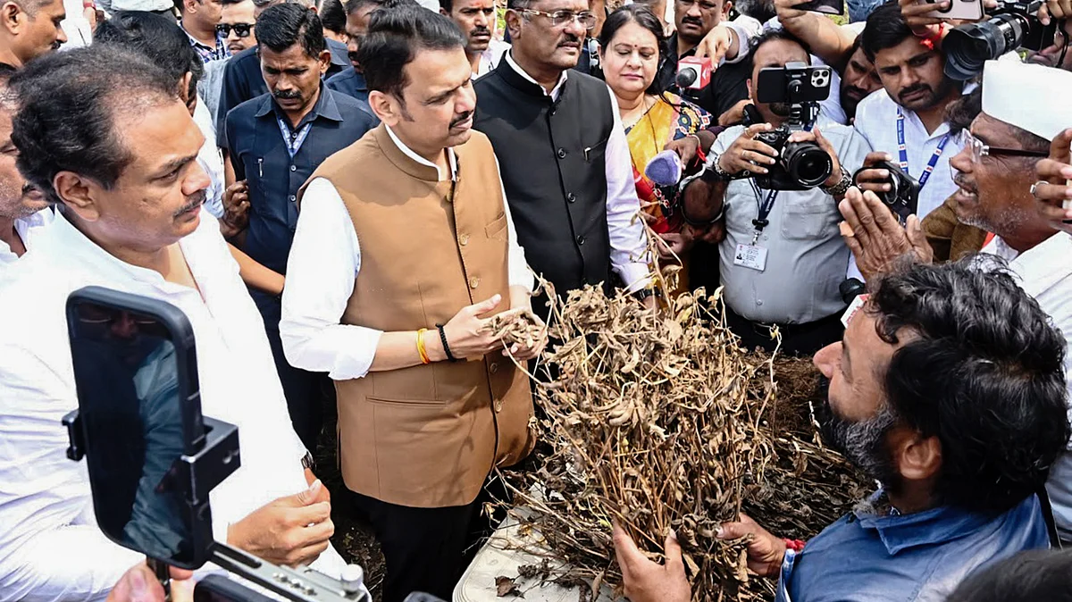 CM Devendra Fadnavis on a tour of a drought-hit district, 23 Sep