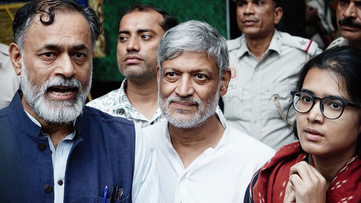 L-R: Yogendra Yadav, Nikhil Dey and Neha Bora at the police station