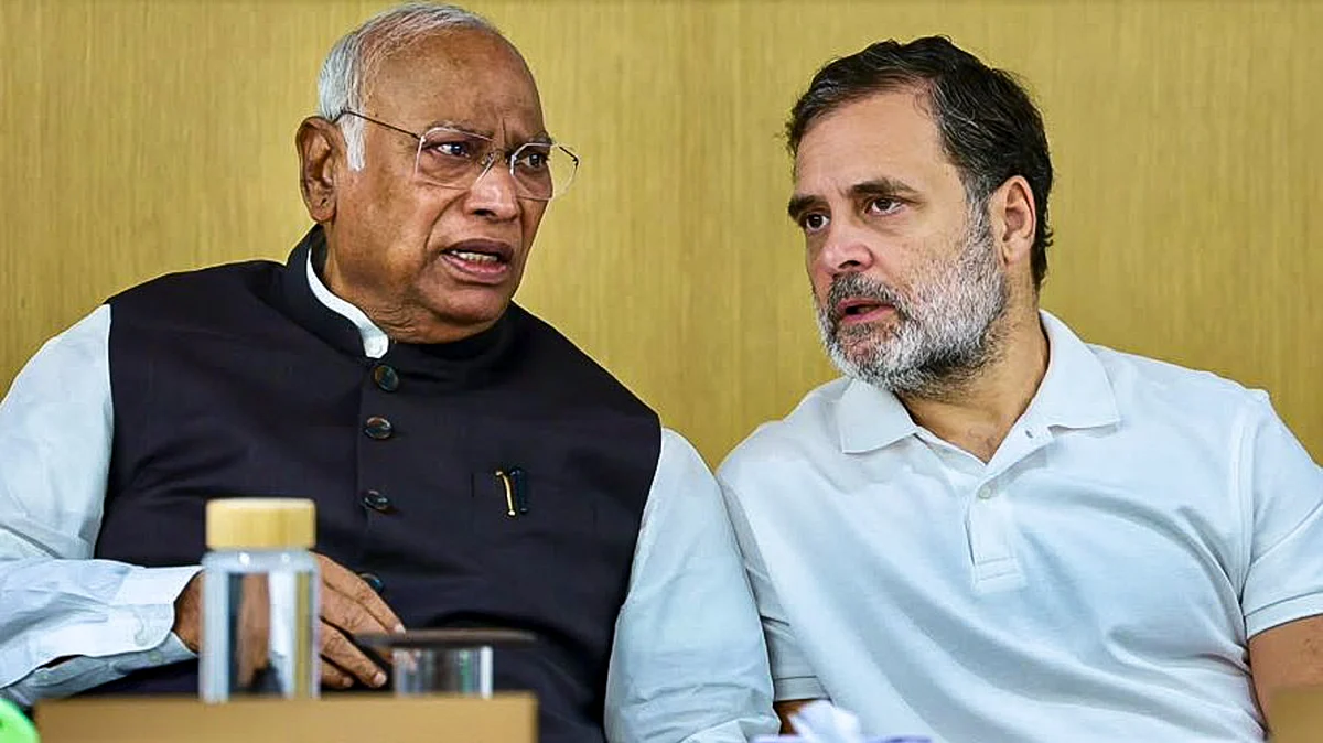 Mallikarjun Kharge and Rahul Gandhi at CWC meeting