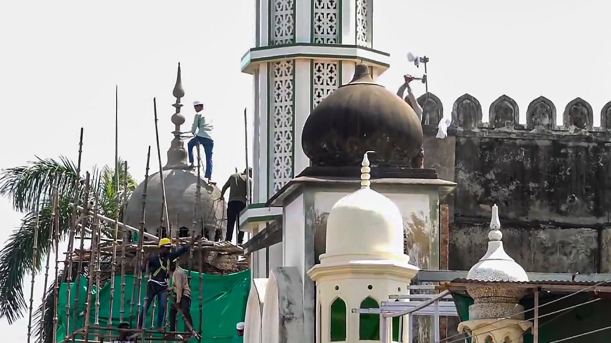 Workers carry out the part demolition of am mosque in Ujjain.