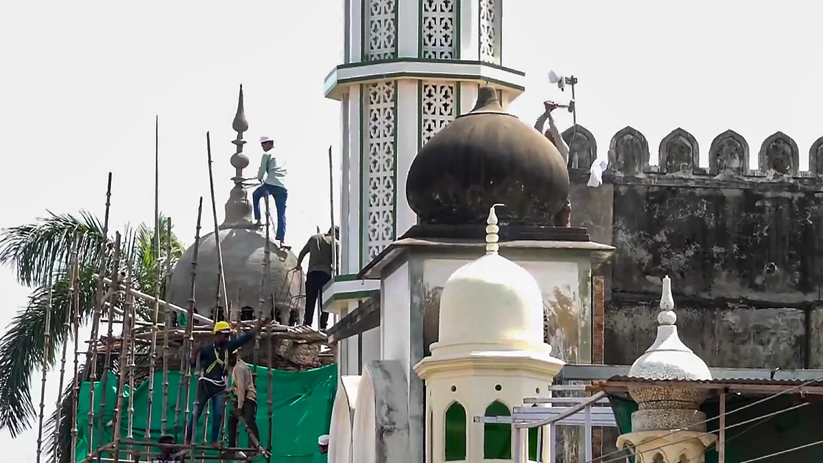 Workers carry out the part demolition of am mosque in Ujjain.