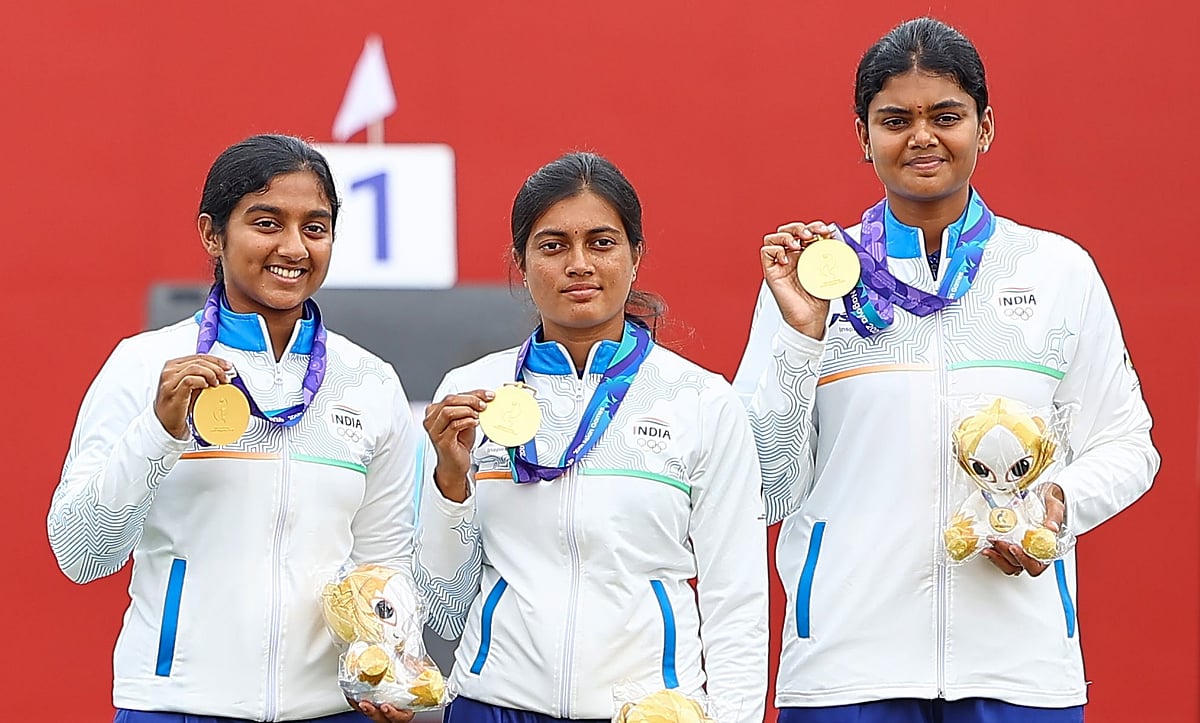 Women's trio equalled the world record for compound gold