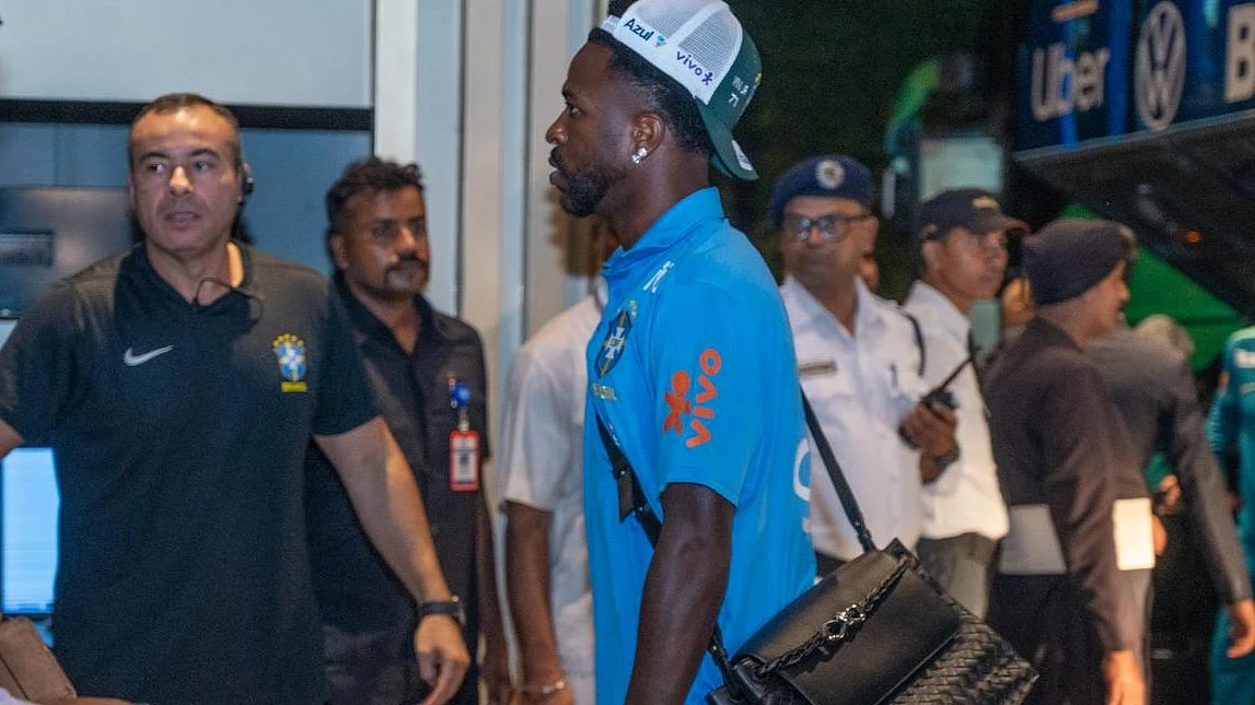 Vinicius and his teammates arrived at the team hotel in Kolkata amid tight security