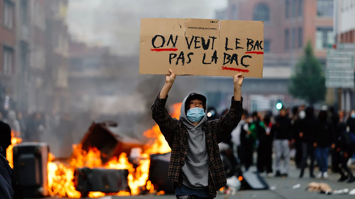 A sign reading 'we want BAC (high-school diploma) not BAC (anti-criminality units)' in Lille, 1 Oct