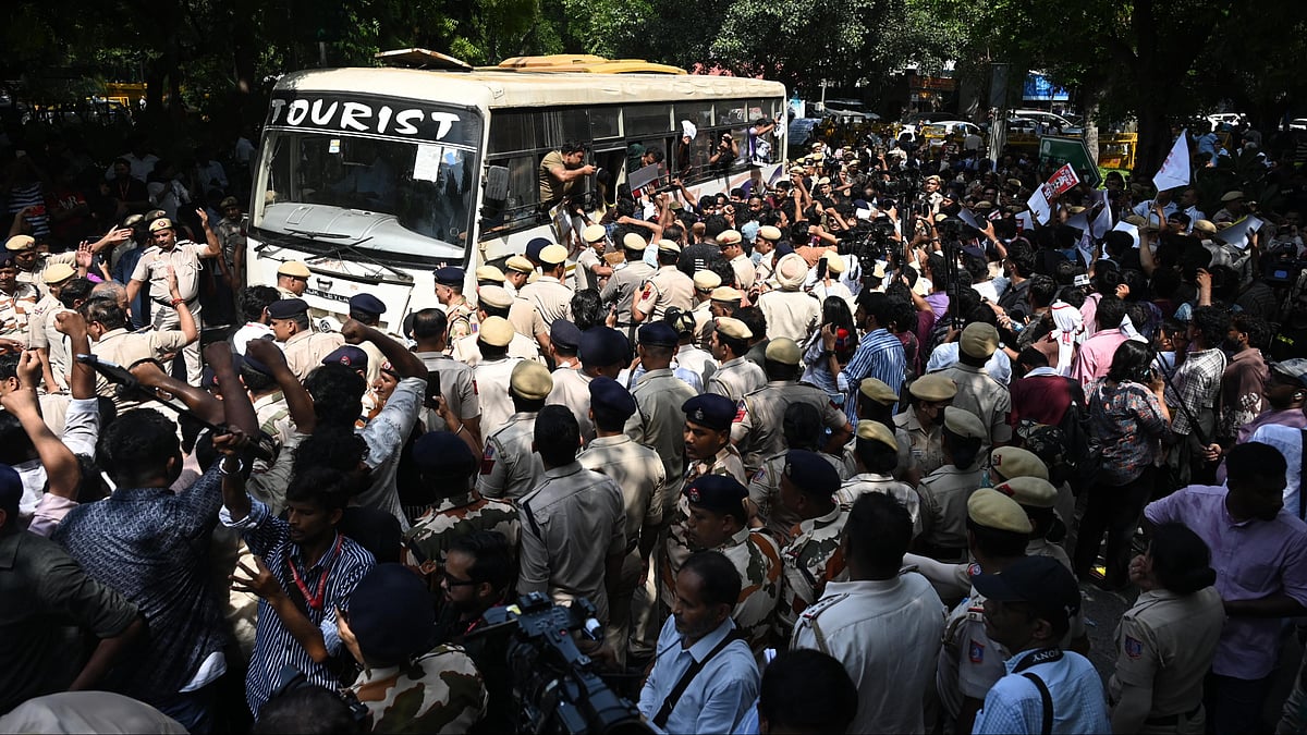 Protesters being detained near Jantar Mantar.