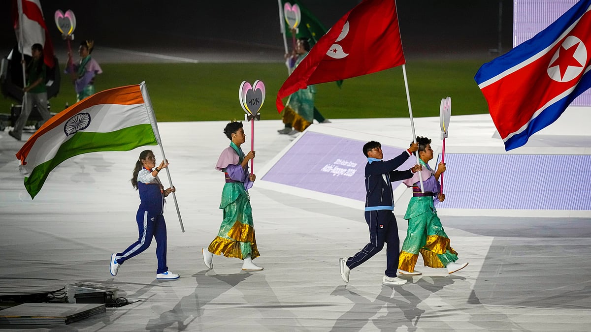 Neeru Dhanda (far left) at the closing ceremony of the 20th Asian Games, in Nagoya, 4 Oct