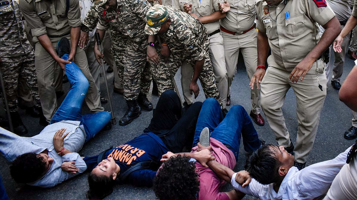 Police personnel evict student activists near Ashoka Road during their march towards Jantar Mantar, 4 Oct