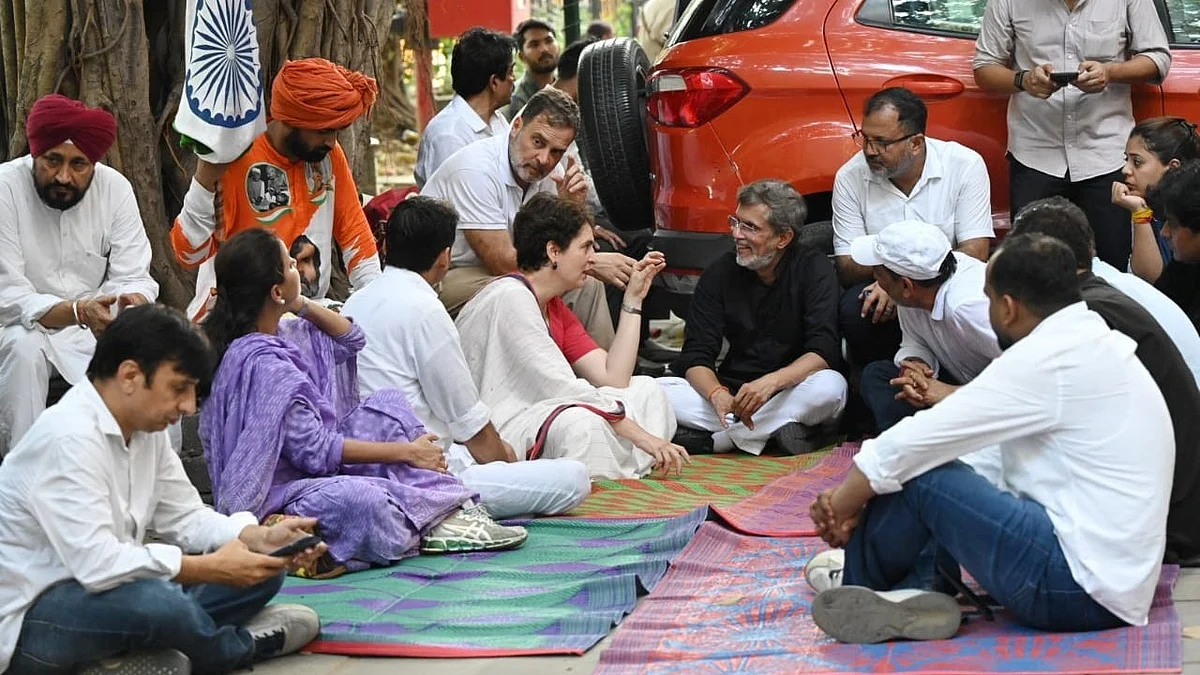 Rahul Gandhi, Priyanka and other Congress leaders at Akashvani Bhavan
