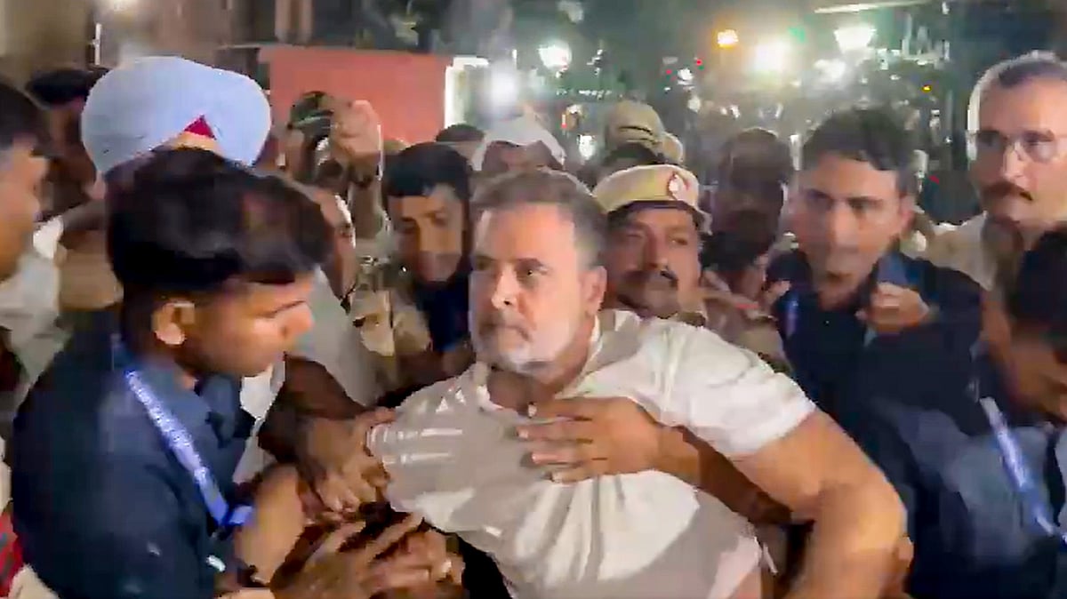Rahul Gandhi being removed from Akashvani Bhavan by Delhi Police