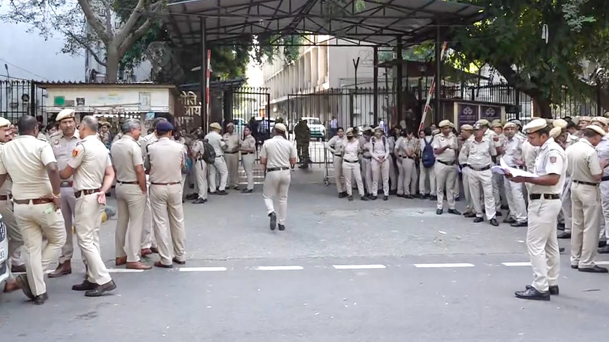 Delhi Police guard Transport Bhawan ahead of INDIA bloc march.
