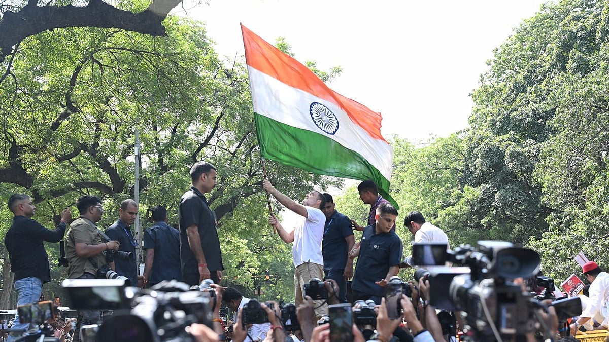 WATCH: Rahul climbs barricades during protest against EC; Priyanka joins in