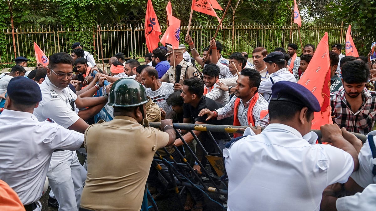 Bangiya Hindu Jagaran Mancha workers clash with police at SRFTI