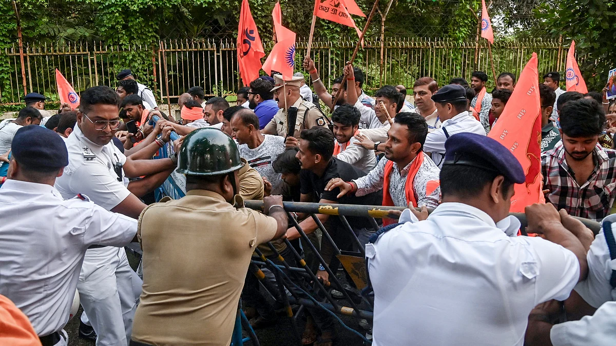 Bangiya Hindu Jagaran Mancha workers clash with police at SRFTI