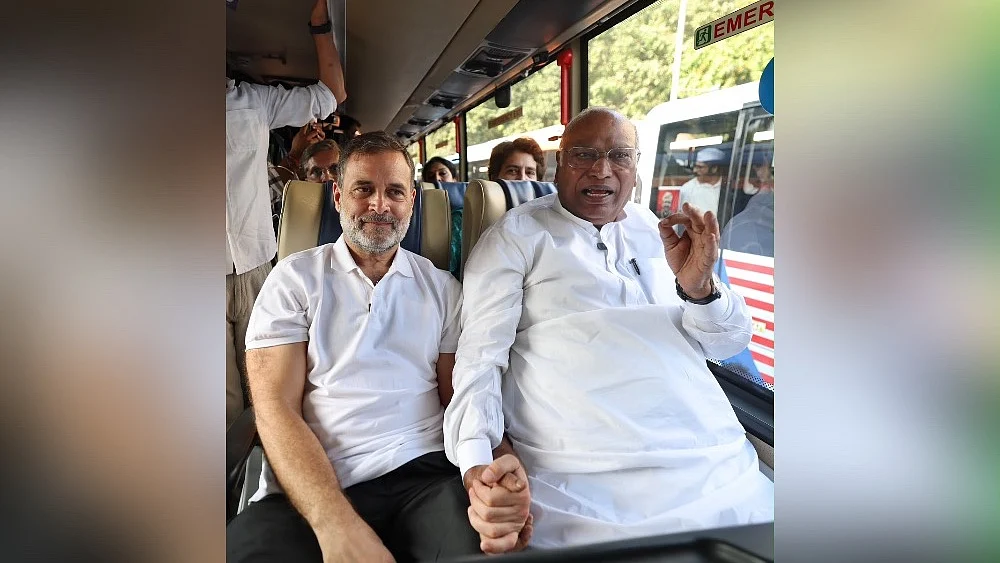Rahul Gandhi and Mallikarjun Kharge board a bus carrying them to Jantar Mantar, 7 Oct