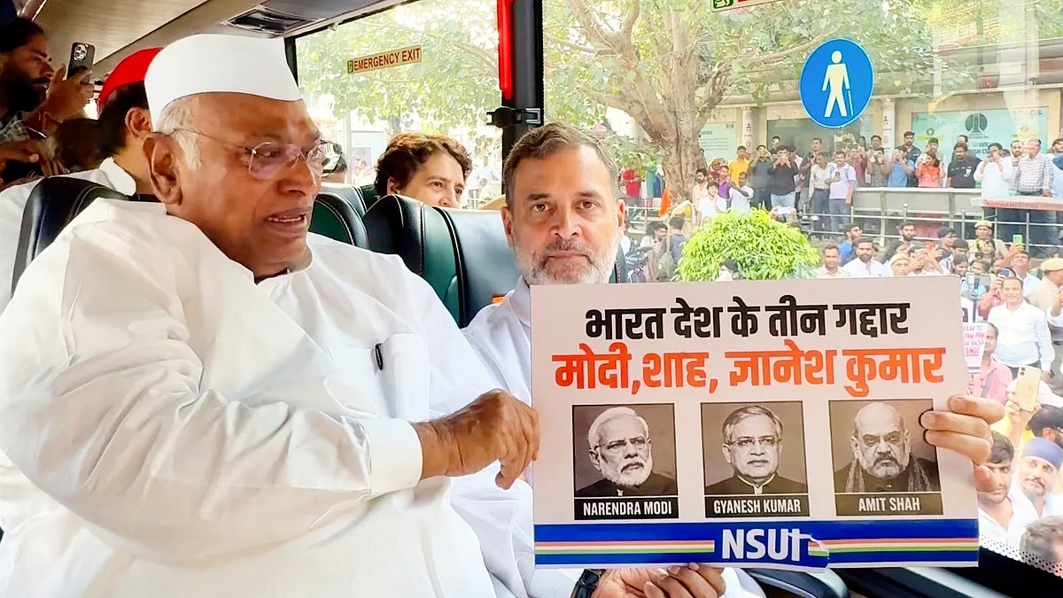 Rahul Gandhi and Mallikarjun Kharge on their way to Rajghat