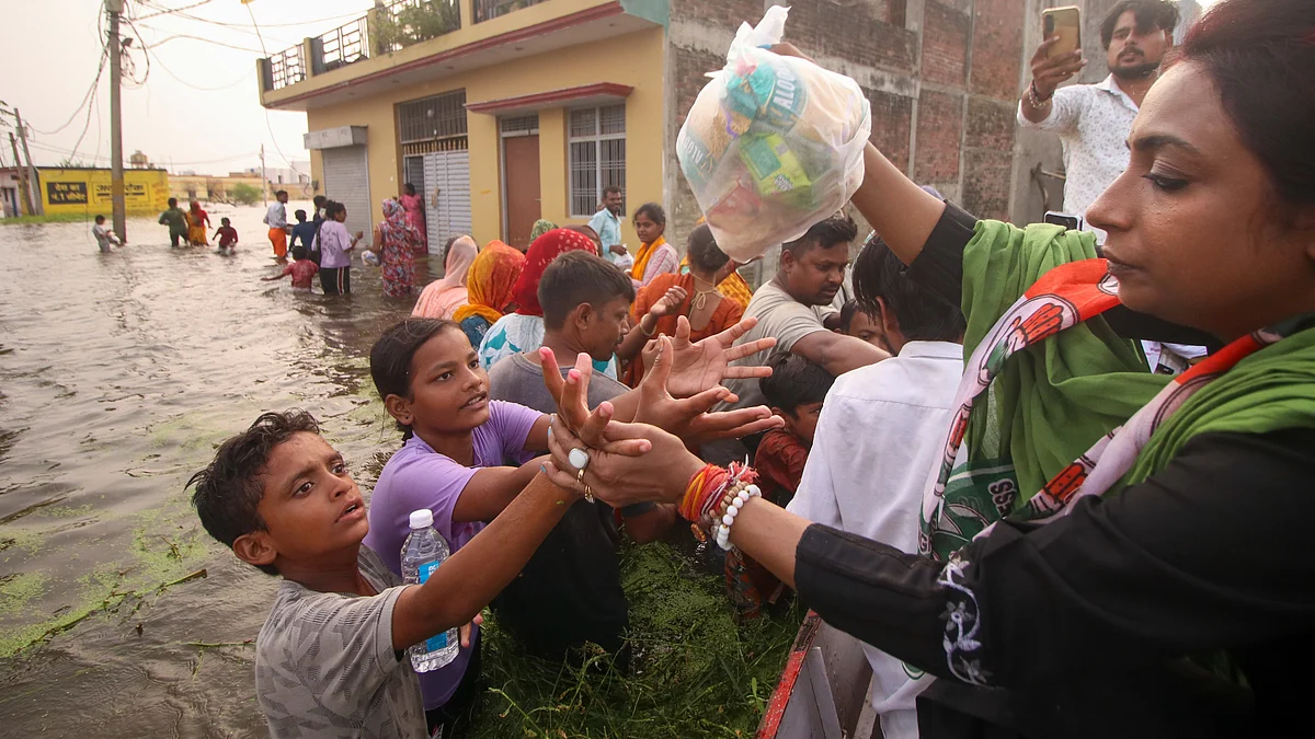 Food being distributed to children affected by flooding in Lucknow.
