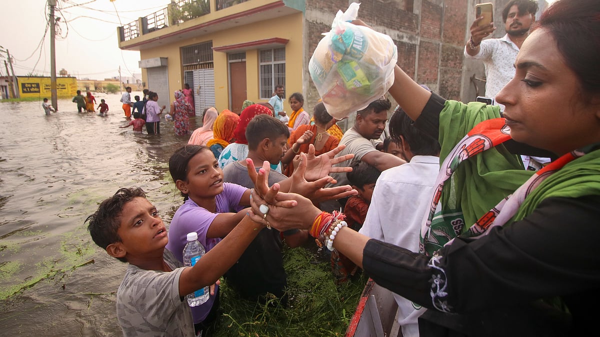 Food being distributed to children affected by flooding in Lucknow.